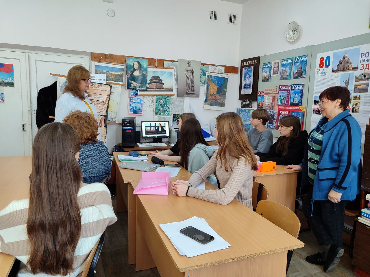 Студенты слушают преподавателя